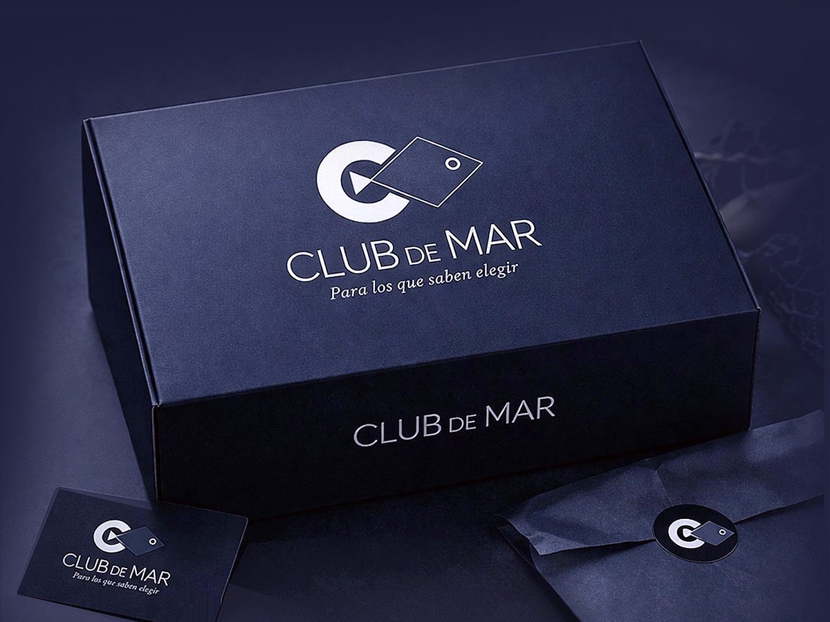 Caja de Club de Mar en azul oscuro con el logo en blanco
