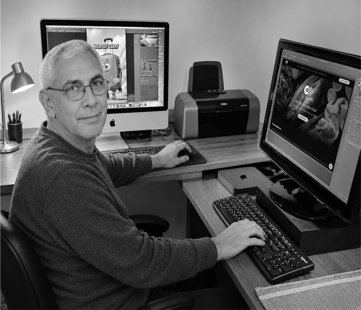 Miguel Angel Cortez en su escritorio