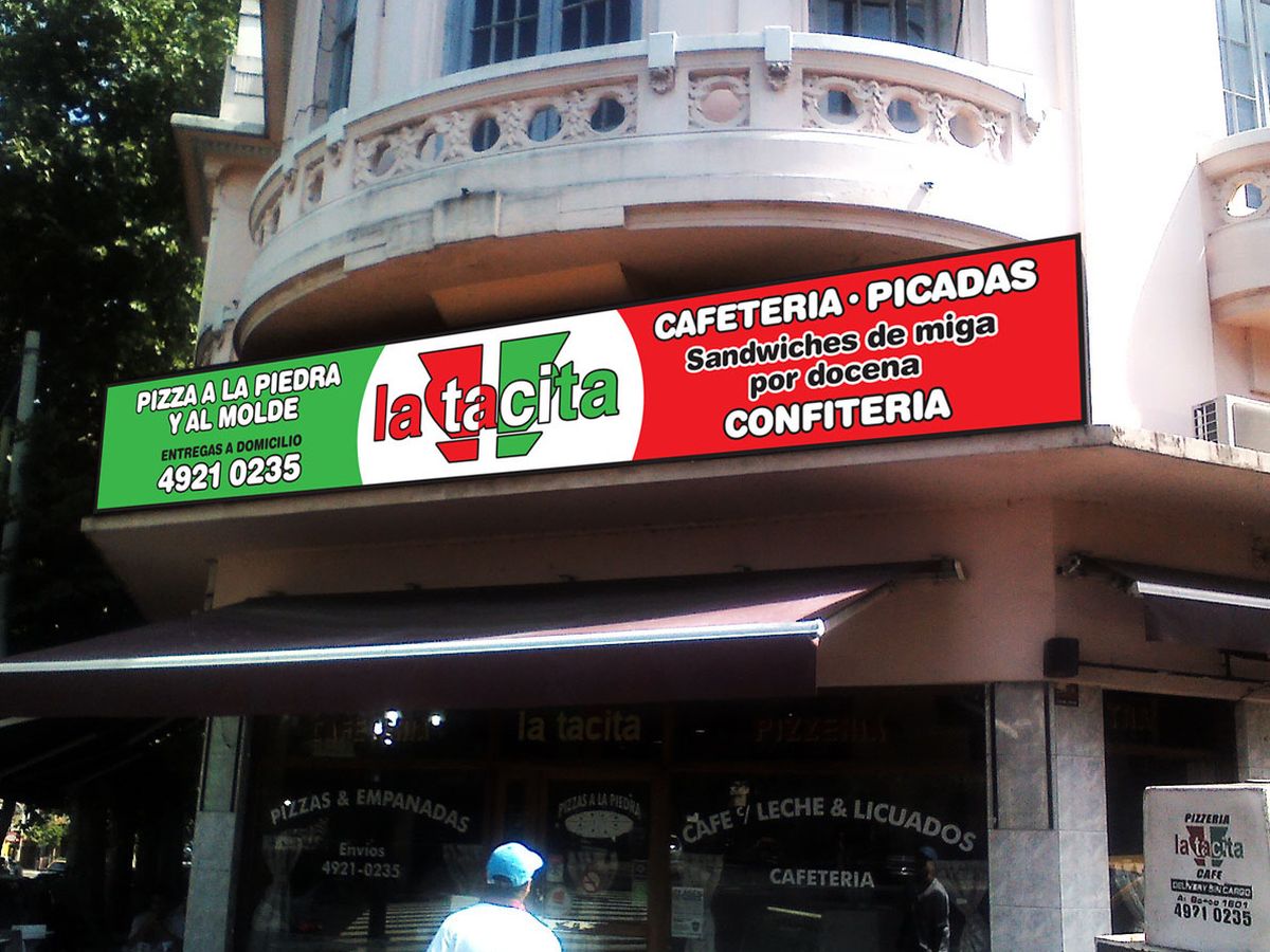 Marquesina anterior de La Tacita, cargada de texto